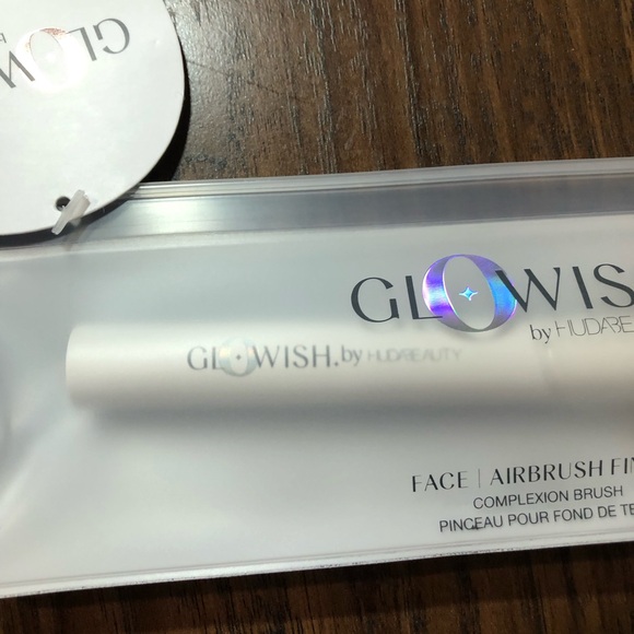 Huda Beauty GloWish Airbrush Finish Skin Tint Brush - Picture 7 of 9